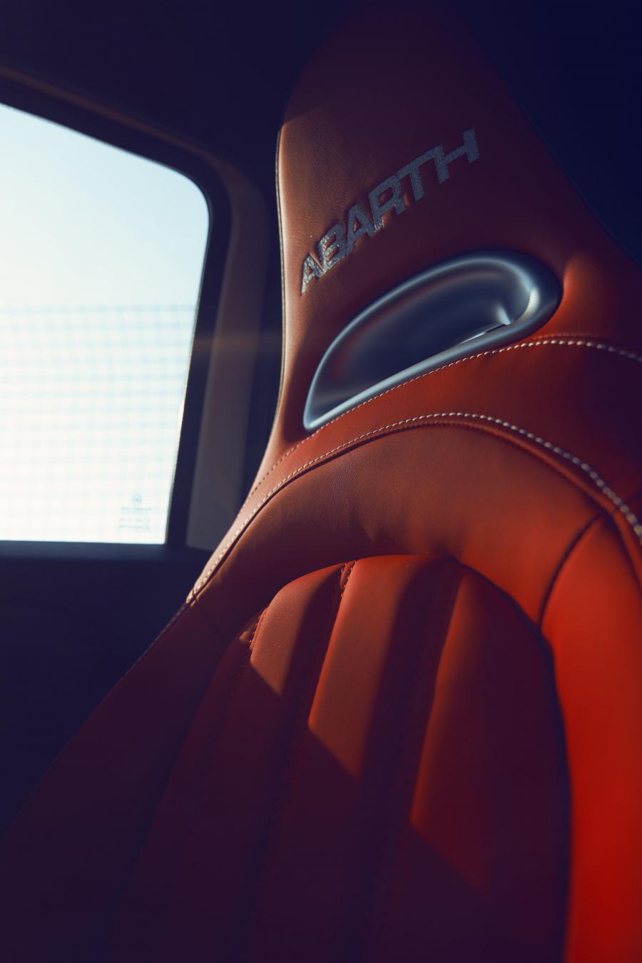 Детали интерьера Abarth 595 Competizione Dubai Autodrome Official Vehicle (312) 2019 года  (фото 4 из 17)